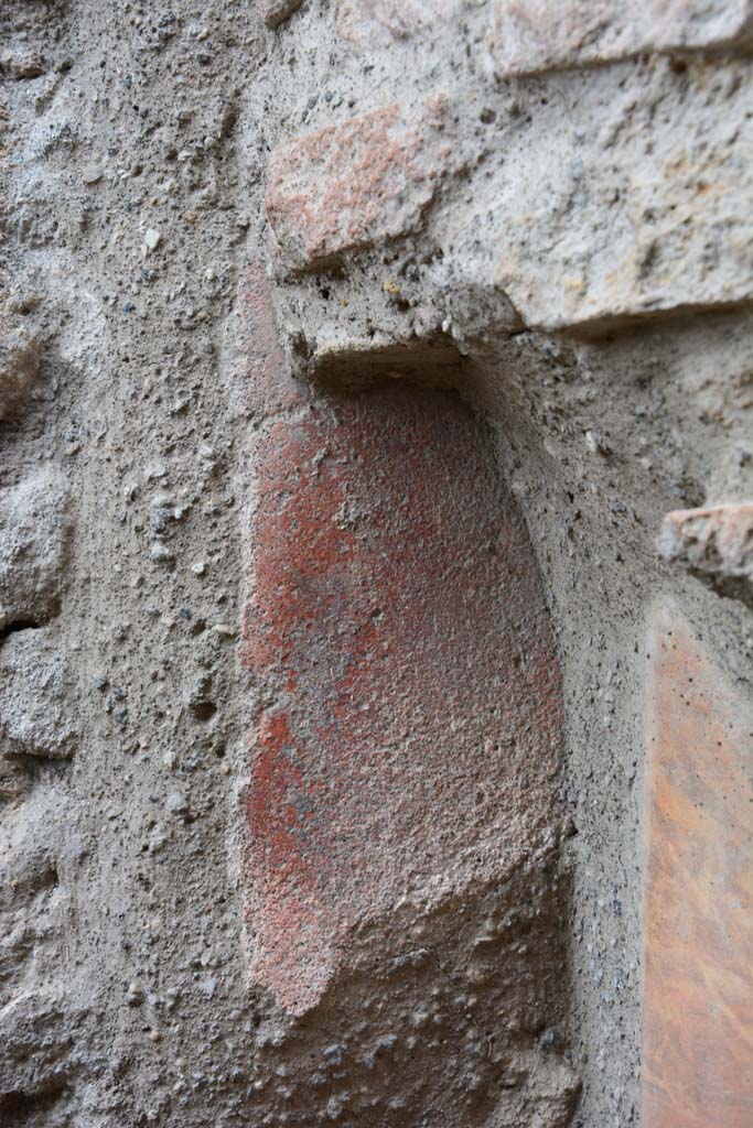 IX.5.4 Pompeii. March 2017. 
Room f, detail of remaining painted plaster on west wall at side of terracotta downpipe.
Foto Christian Beck, ERC Grant 681269 D�COR.

