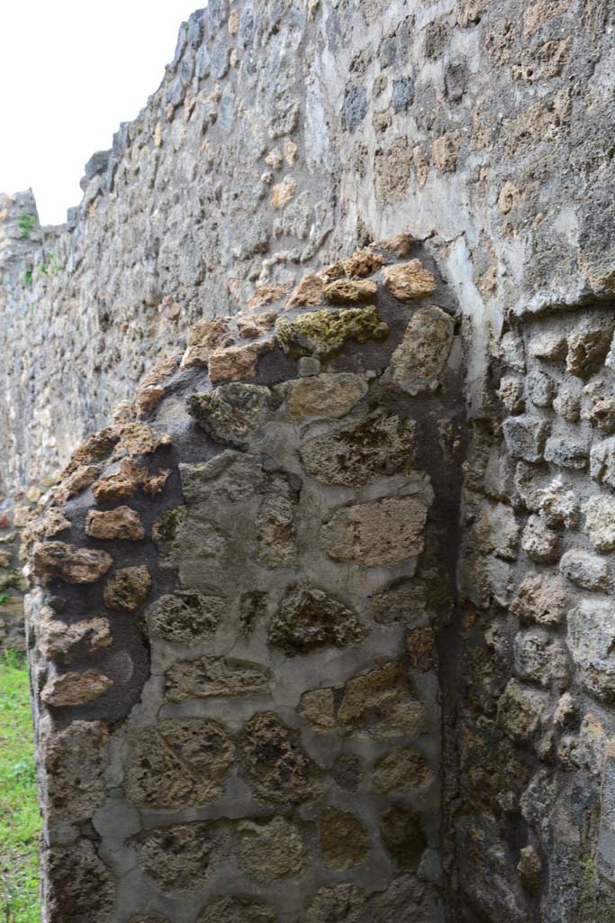 IX.5.4 Pompeii. March 2017. Room f, south wall in south-west corner.
Foto Christian Beck, ERC Grant 681269 D�COR.

