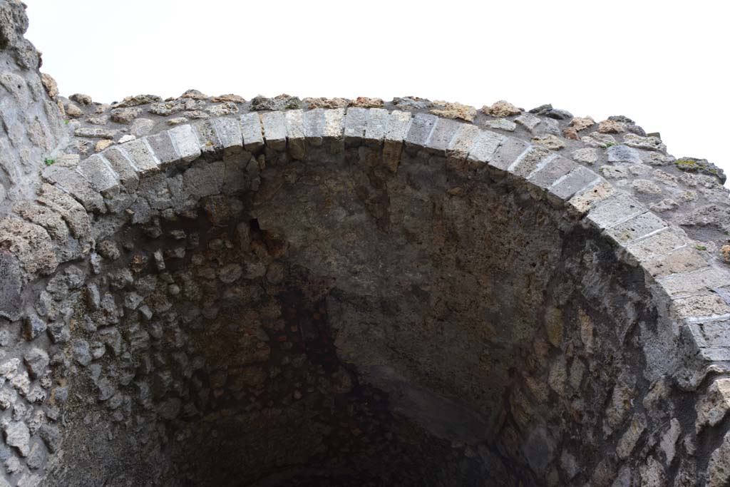 IX.5.4 Pompeii. March 2017. Room f, upper oven arch on east side of room.
Foto Christian Beck, ERC Grant 681269 D�COR.

