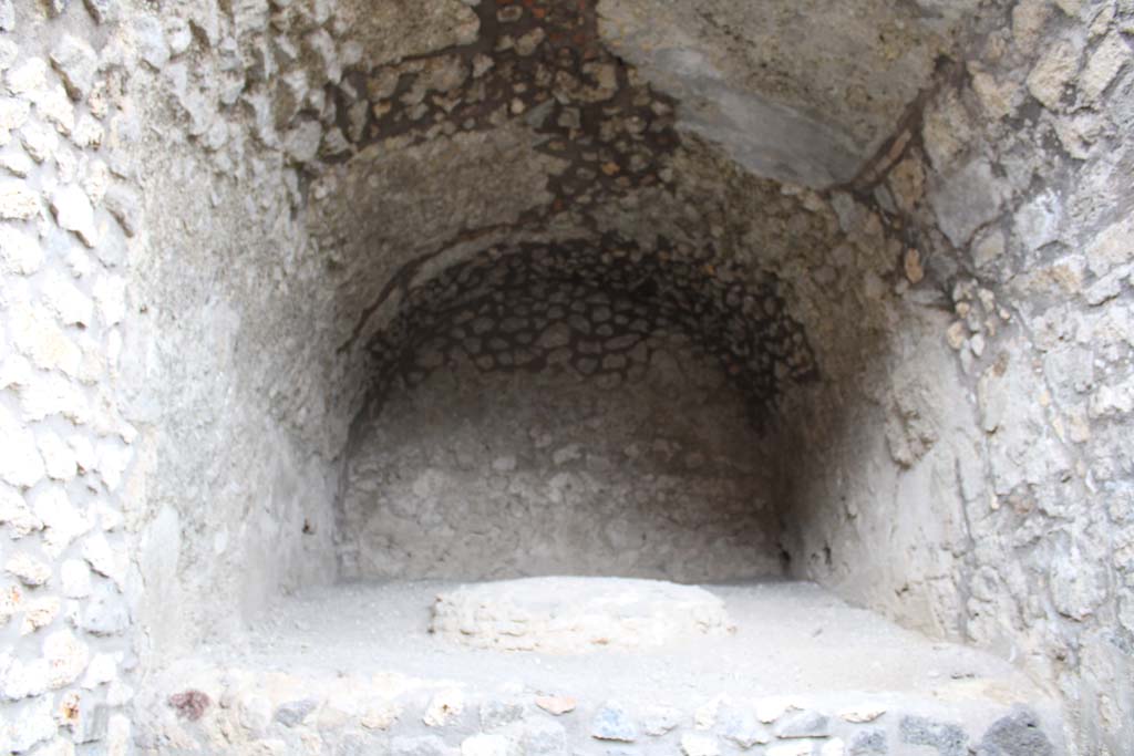 IX.5.4 Pompeii. March 2019. Room f, looking east towards upper oven.
Foto Christian Beck, ERC Grant 681269 D�COR.

