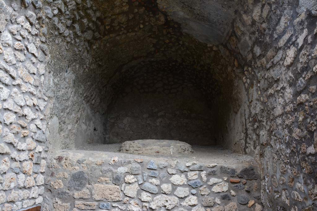 IX.5.4 Pompeii. March 2017. Room f, oven.
Foto Christian Beck, ERC Grant 681269 D�COR.

