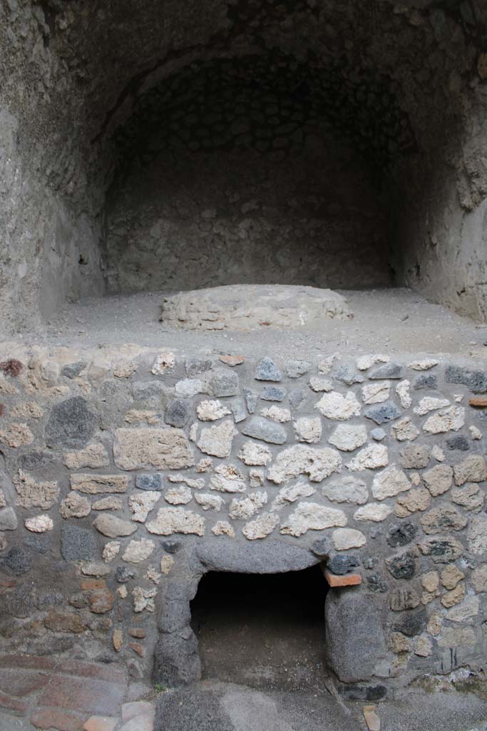IX.5.4 Pompeii. March 2019. Room f, looking east towards oven.
Foto Christian Beck, ERC Grant 681269 D�COR.
