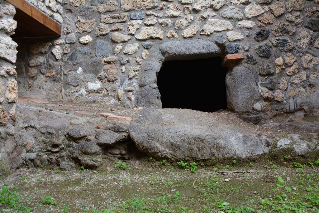 IX.5.4 Pompeii. March 2017. Room f, oven on east side, with rear of recess from room c, on left, at north end.
Foto Christian Beck, ERC Grant 681269 D�COR.
