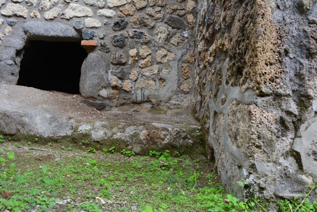 IX.5.4 Pompeii. March 2017. Room f, oven on east side, looking towards south end.
Foto Christian Beck, ERC Grant 681269 D�COR.
