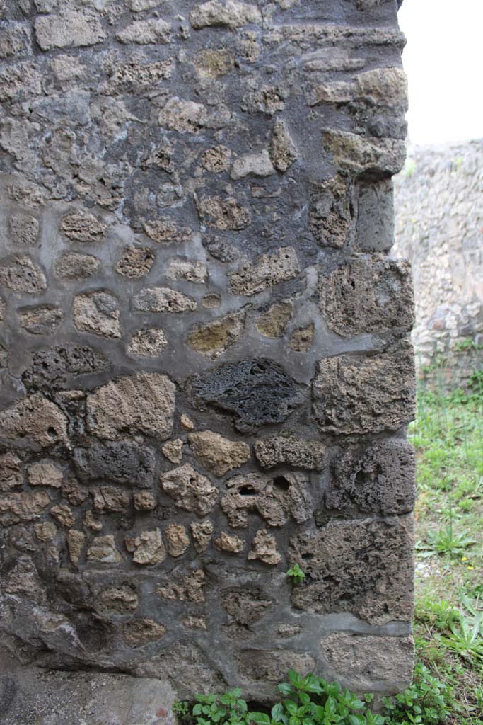 IX.5.4 Pompeii. March 2019. Room f, wall on south side of oven, looking south into room g.
Foto Christian Beck, ERC Grant 681269 D�COR.

