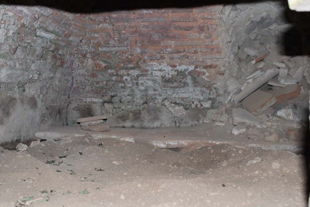 IX.5.4 Pompeii. March 2019. Room f, looking east into oven-mouth.
Foto Christian Beck, ERC Grant 681269 D�COR.
