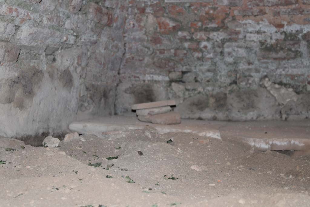 IX.5.4 Pompeii. March 2019. Room f, detail from north-east corner in oven.
Foto Christian Beck, ERC Grant 681269 D�COR.

