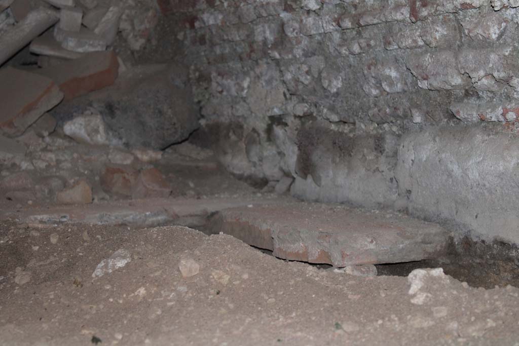 IX.5.4 Pompeii. March 2019. Room f, detail from south-east corner in oven.
Foto Christian Beck, ERC Grant 681269 D�COR.


