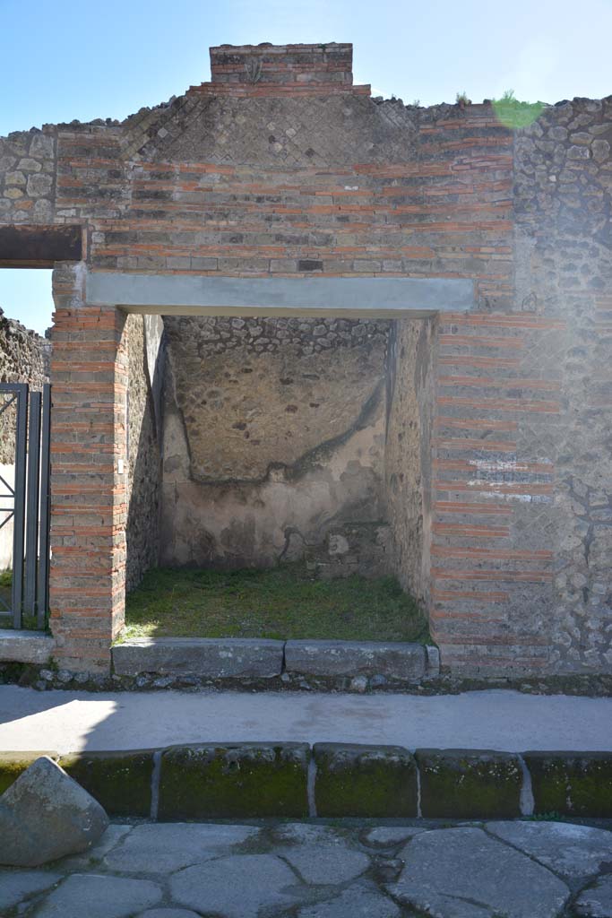 IX.5.5, Pompeii. March 2017. Looking south towards entrance doorway on Via di Nola.
Foto Christian Beck, ERC Grant 681269 DÉCOR.