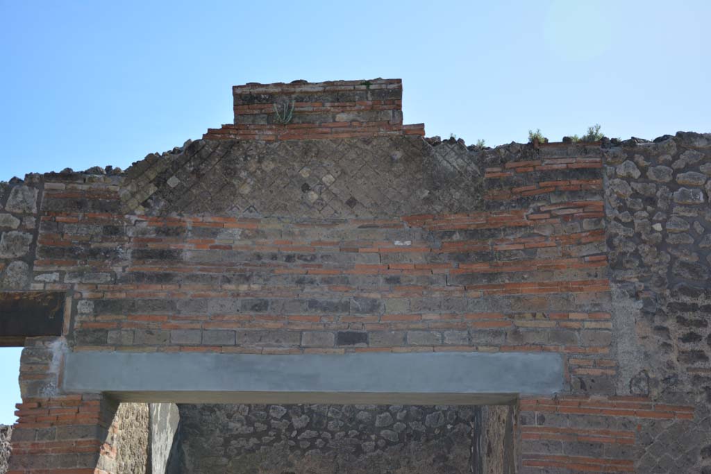 IX.5.5, Pompeii. March 2017. Detail from upper wall above entrance doorway, looking south.
Foto Christian Beck, ERC Grant 681269 DÉCOR.
