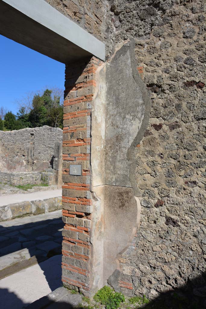 IX.5.5, Pompeii. March 2017. Looking towards north-east corner of shop-room.
Foto Christian Beck, ERC Grant 681269 DÉCOR.