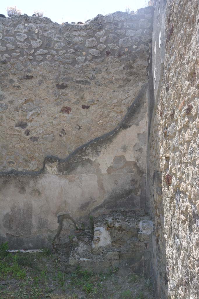 IX.5.5 Pompeii. May 2017. South wall in south-west corner, with base of steps.
Foto Christian Beck, ERC Grant 681269 DÉCOR.
