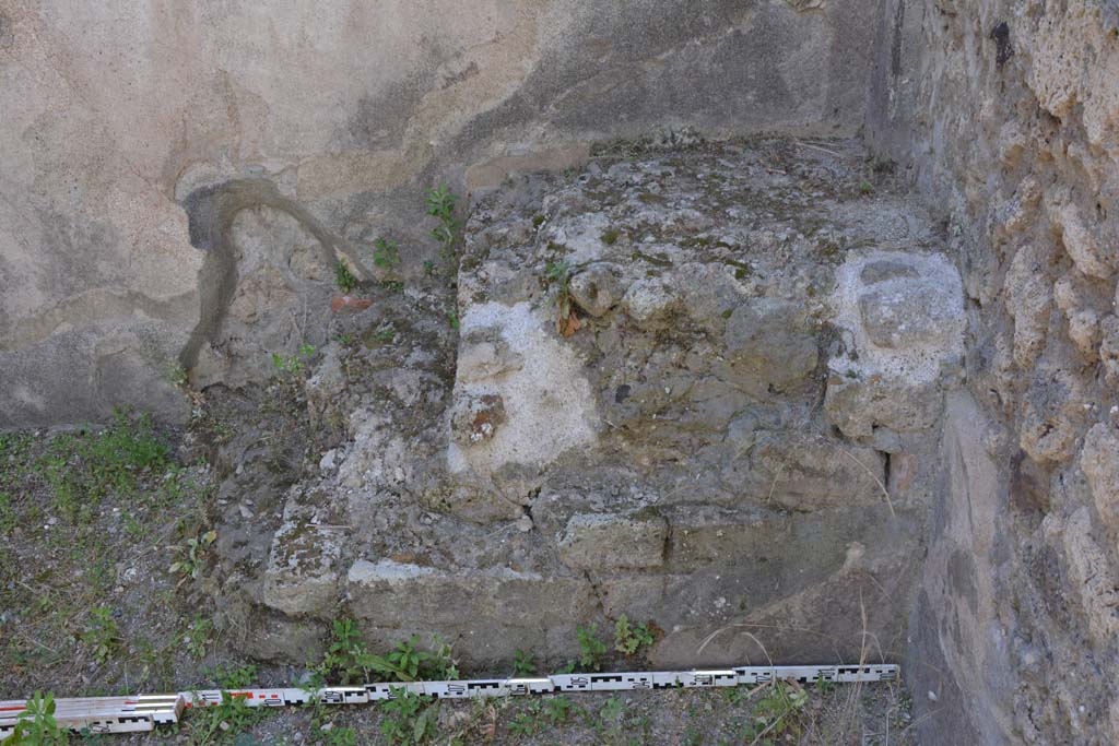 IX.5.5 Pompeii. May 2017. Base of steps in south-west corner.
Foto Christian Beck, ERC Grant 681269 DÉCOR.