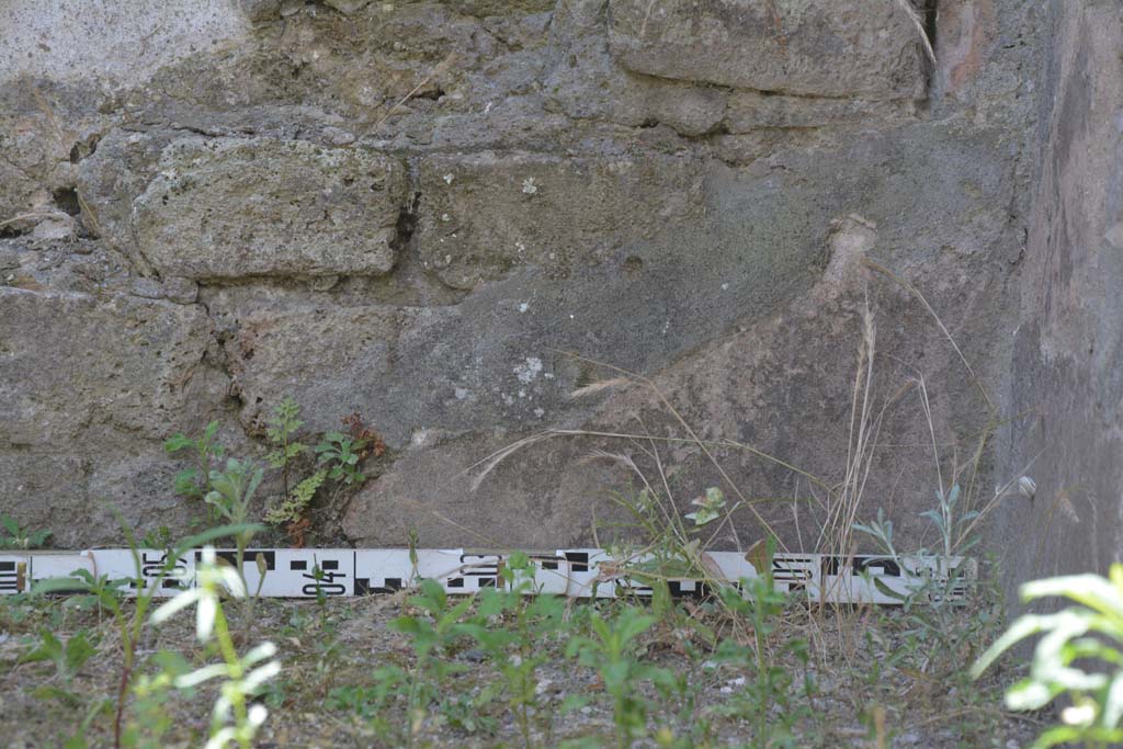 IX.5.5 Pompeii. May 2017. Detail of remaining wall plaster on north side of base of steps.
Foto Christian Beck, ERC Grant 681269 DÉCOR.