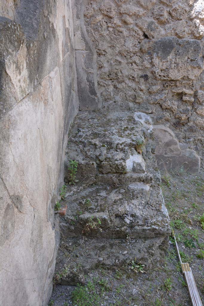 IX.5.5 Pompeii. May 2017.
Looking west to base of steps against west wall in south-west corner.
Foto Christian Beck, ERC Grant 681269 DÉCOR.