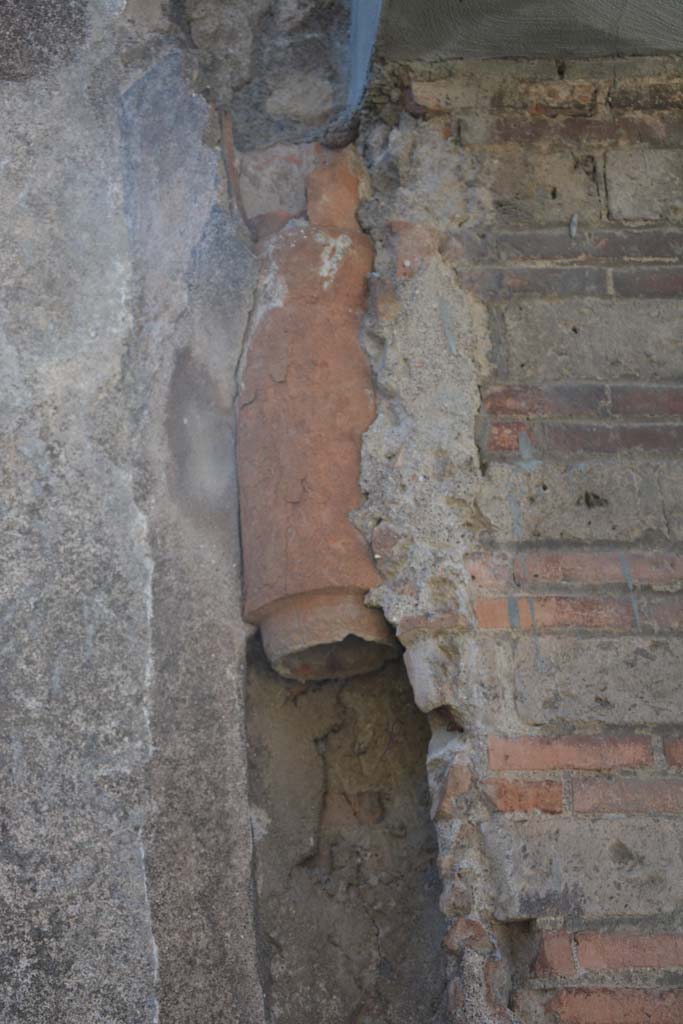 IX.5.5, Pompeii. March 2017. Detail of terracotta downpipe in north-west corner.
Foto Christian Beck, ERC Grant 681269 DÉCOR.