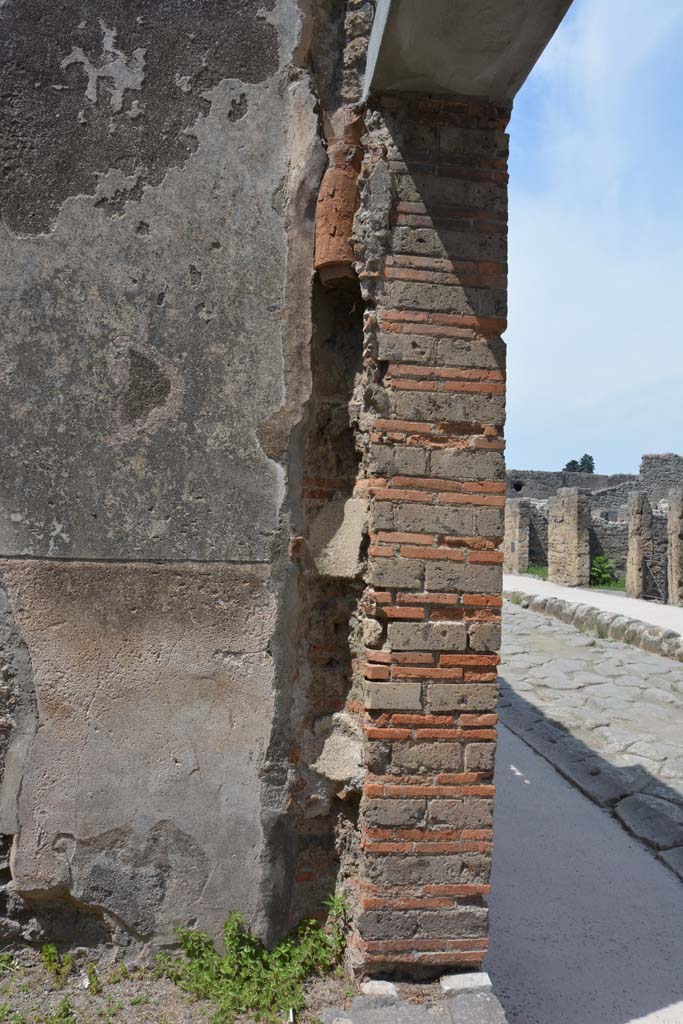 IX.5.5 Pompeii. May 2017. Looking towards west side of entrance doorway.
Foto Christian Beck, ERC Grant 681269 DÉCOR.