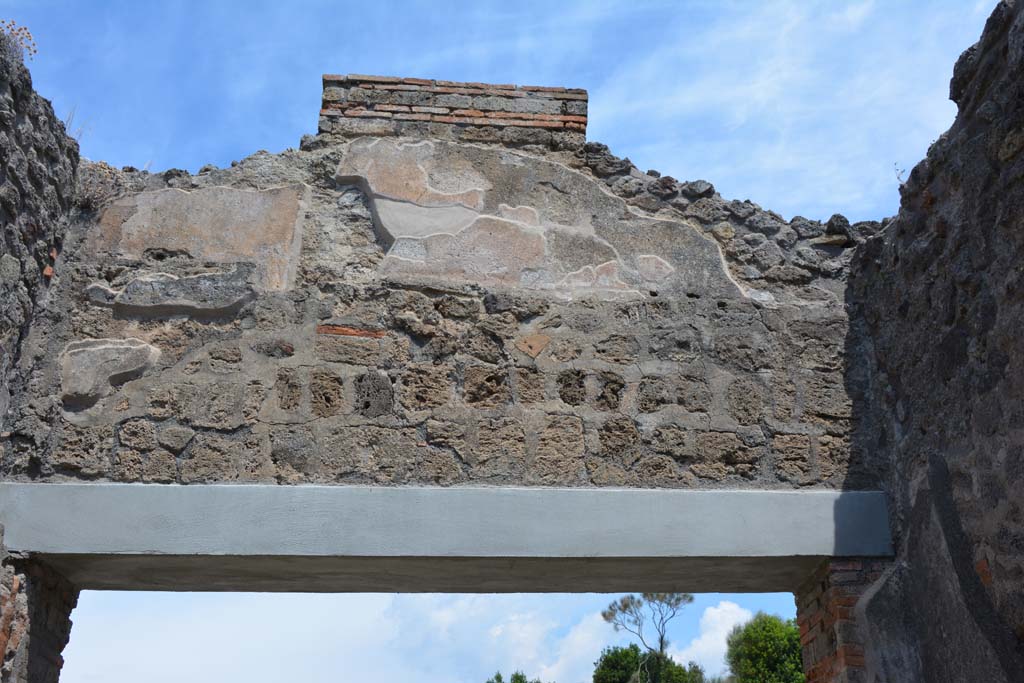 IX.5.5 Pompeii. May 2017. Upper north wall above entrance doorway.
Foto Christian Beck, ERC Grant 681269 DÉCOR.