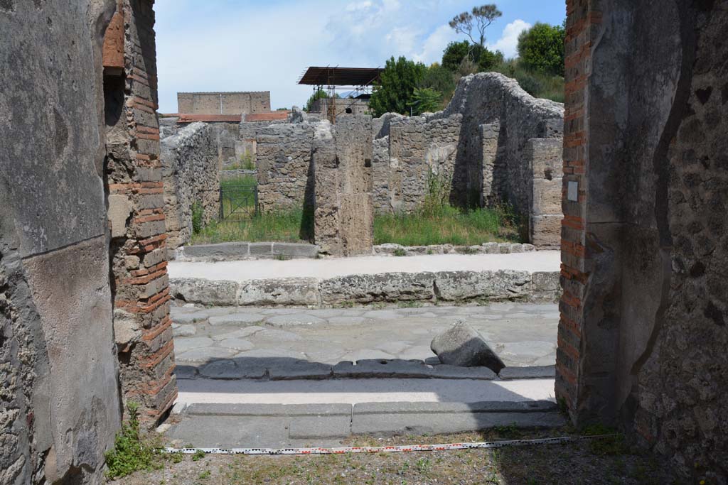 IX.5.5 Pompeii. May 2017. Looking north towards entrance doorway and doorway threshold onto Via di Nola.
Foto Christian Beck, ERC Grant 681269 DÉCOR.