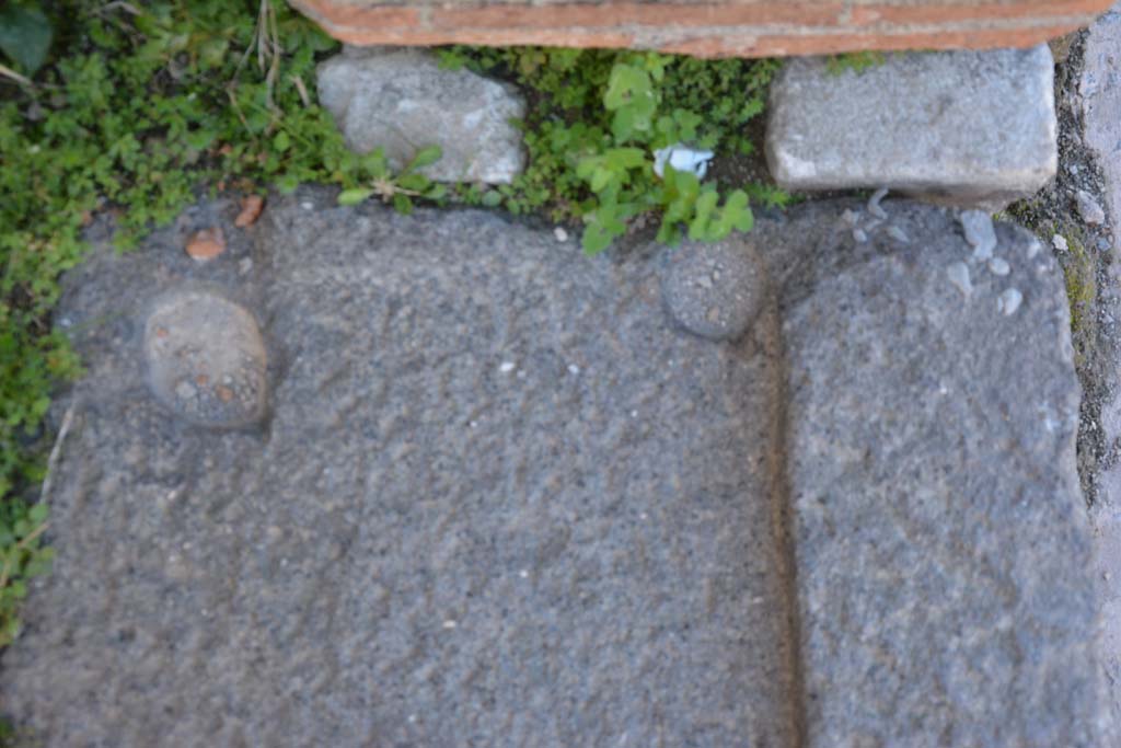 IX.5.5, Pompeii. March 2017. Detail from west end of doorway threshold.
Foto Christian Beck, ERC Grant 681269 DÉCOR.