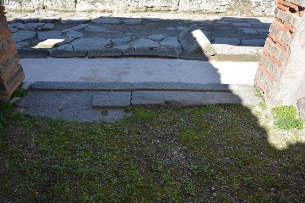 IX.5.5, Pompeii. March 2017. Looking north towards doorway threshold onto Via di Nola.
Foto Christian Beck, ERC Grant 681269 DÉCOR.