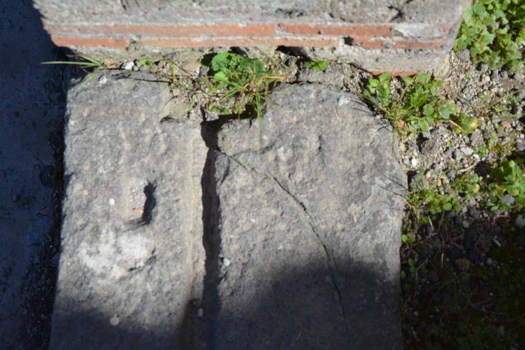 IX.5.5, Pompeii. March 2017. Detail from east end of doorway threshold.
Foto Christian Beck, ERC Grant 681269 DÉCOR.