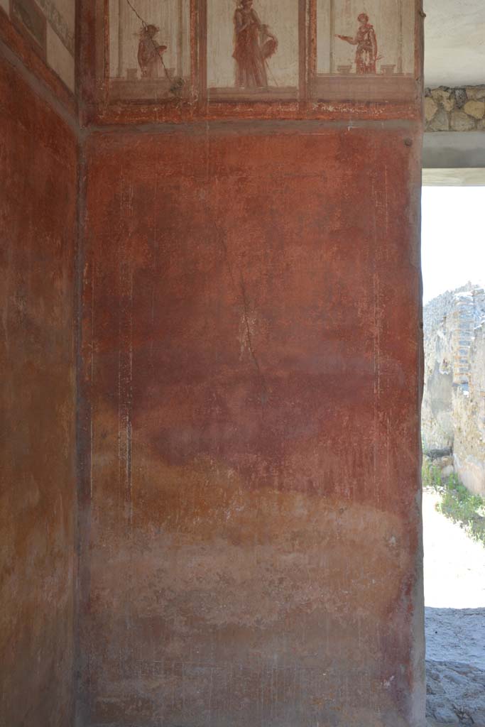 IX.5.6 Pompeii. May 2017. 
Room i, panel on south wall in south-east corner with central figure.      
Foto Christian Beck, ERC Grant 681269 D�COR.
