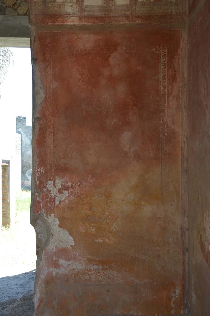 IX.5.6 Pompeii. May 2017. Room i, south wall at west end with figure in centre of panel.
Foto Christian Beck, ERC Grant 681269 D�COR.
