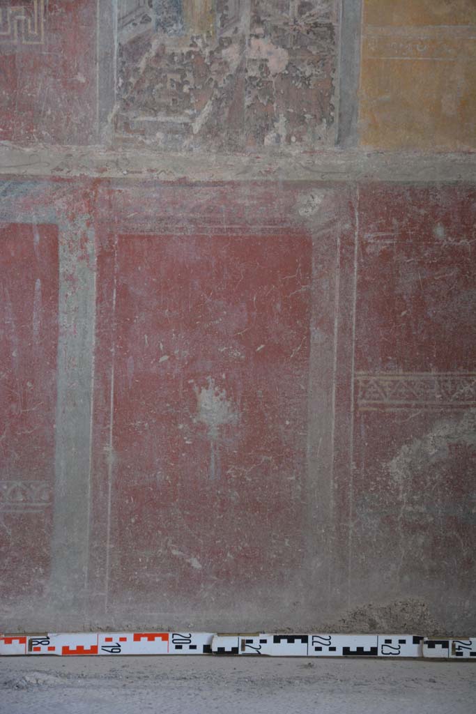 IX.5.6 Pompeii. May 2017. 
Room i, zoccolo below dividing panel on west wall at north end.
Foto Christian Beck, ERC Grant 681269 D�COR.
