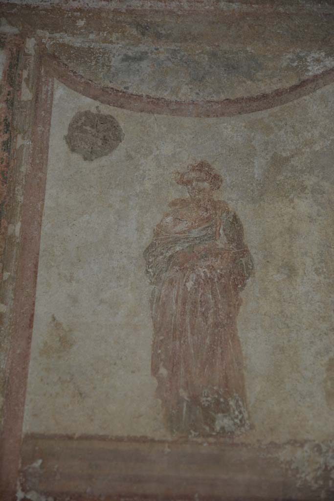 IX.5.6 Pompeii. May 2017. Room i, detail of figure in centre of upper north wall in north-west corner
Foto Christian Beck, ERC Grant 681269 D�COR.

