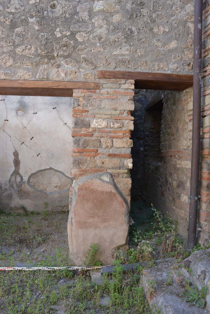 IX.5.6 Pompeii. May 2017. Room n, west side at north end, wall division between rooms v and m.
Foto Christian Beck, ERC Grant 681269 D�COR.
