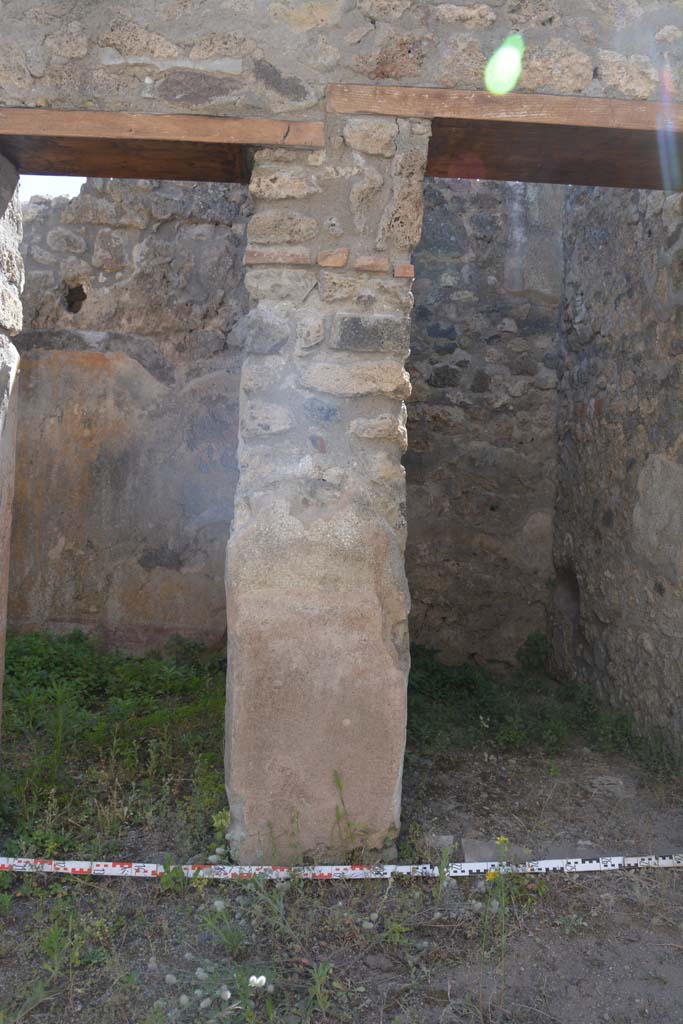 IX.5.6 Pompeii. May 2017. Room n, west side, wall division between rooms s and t. 
Foto Christian Beck, ERC Grant 681269 D�COR.
