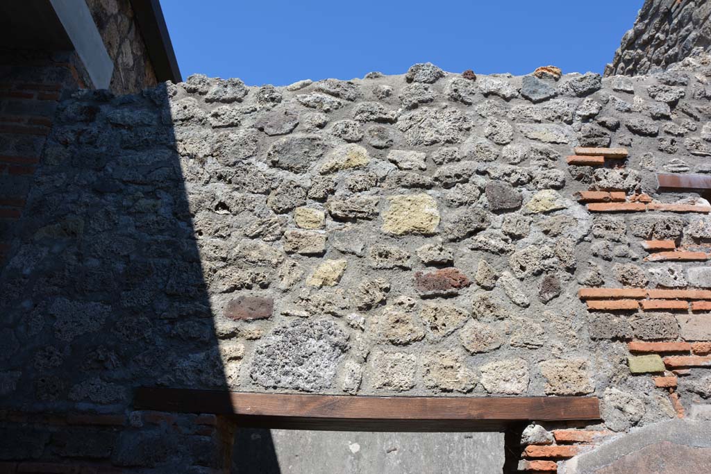 IX.5.6 Pompeii. May 2017. Room n, east side, upper wall above doorway to room o.
Foto Christian Beck, ERC Grant 681269 D�COR.
