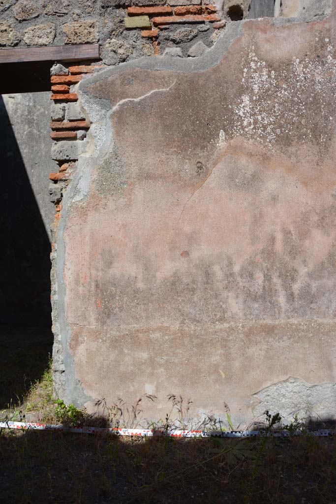 IX.5.6 Pompeii. May 2017. 
Room n, east side, lower wall on south side of doorway to room o.  
Foto Christian Beck, ERC Grant 681269 D�COR.
