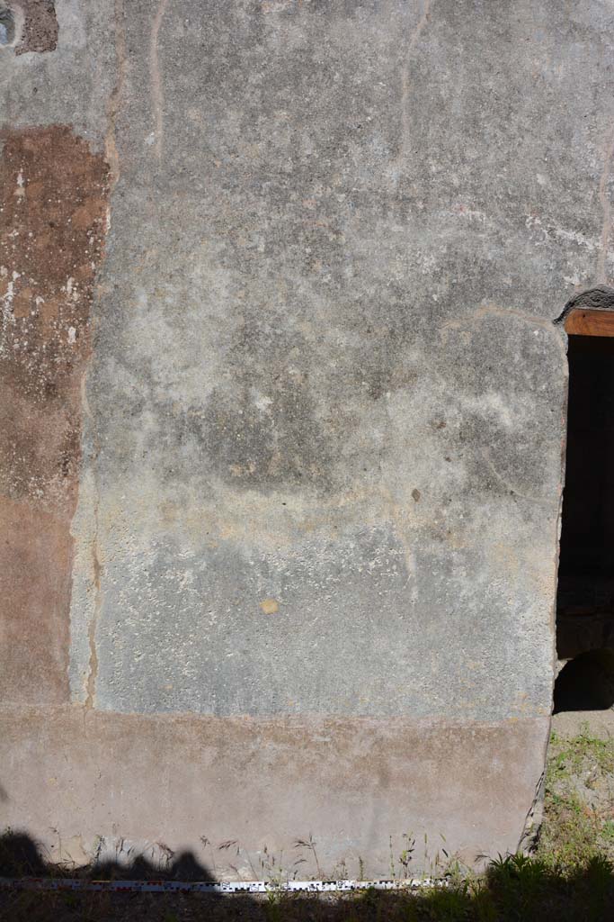IX.5.6 Pompeii. May 2017. 
Room n, east side, detail of lower wall on north side of doorway to room p. 
Foto Christian Beck, ERC Grant 681269 D�COR.
