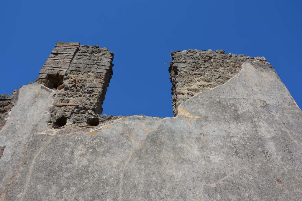 IX.5.6 Pompeii. May 2017. Room n, east side, upper wall above doorway to room p. 
Foto Christian Beck, ERC Grant 681269 D�COR.

