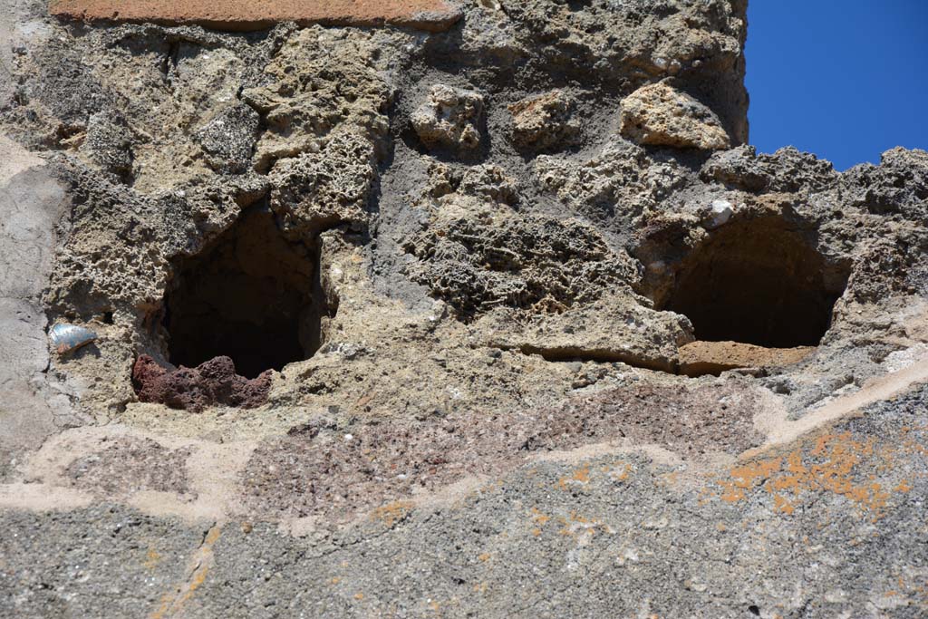 IX.5.6 Pompeii. May 2017. Room n, east side, detail from upper wall above doorway to room p. 
Foto Christian Beck, ERC Grant 681269 D�COR.
