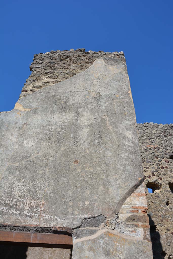 IX.5.6 Pompeii. May 2017. Room n, east side, upper wall above doorway to room p. 
Foto Christian Beck, ERC Grant 681269 D�COR.

