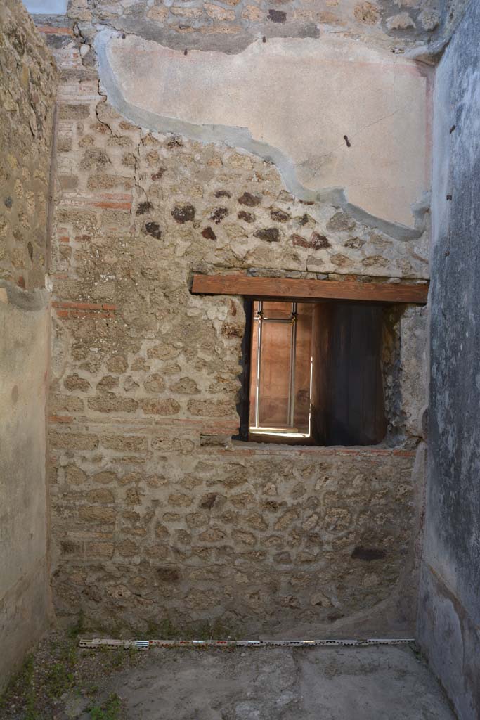IX.5.6 Pompeii. May 2017. Room o, looking towards north wall with window into room l (L).  
Foto Christian Beck, ERC Grant 681269 D�COR.
