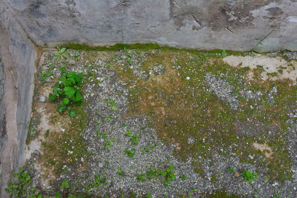 IX.5.6 Pompeii. March 2017. Room o, flooring in north-east corner, looking east.  
Foto Christian Beck, ERC Grant 681269 D�COR.
