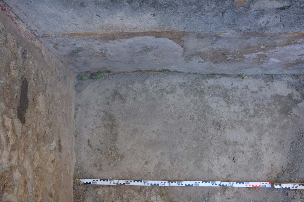 IX.5.6 Pompeii. May 2017. Room o, flooring in north-east corner, looking east. 
Foto Christian Beck, ERC Grant 681269 D�COR.

