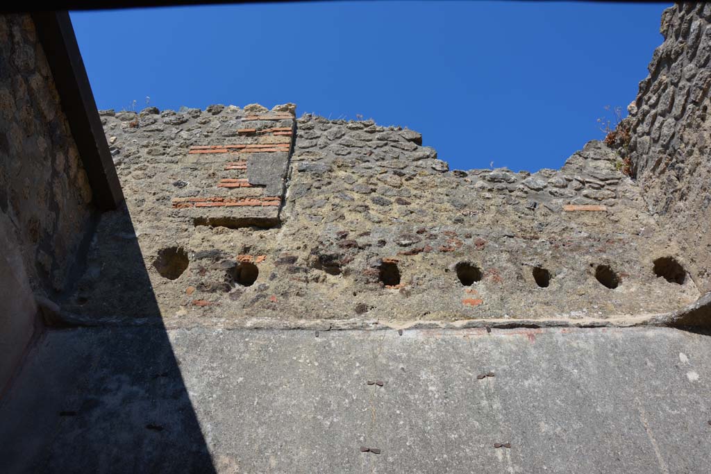 IX.5.6 Pompeii. May 2017. Room o, upper east wall.  
Foto Christian Beck, ERC Grant 681269 D�COR.
