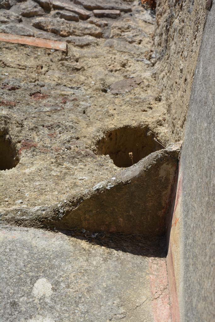 IX.5.6 Pompeii. May 2017. 
Room o, detail from east wall and part of ceiling in south-east corner.  
Foto Christian Beck, ERC Grant 681269 D�COR.



