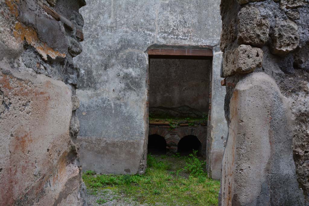 IX.5.6 Pompeii. March 2017. Doorway to room p, kitchen, looking east across room n.
Foto Christian Beck, ERC Grant 681269 D�COR
