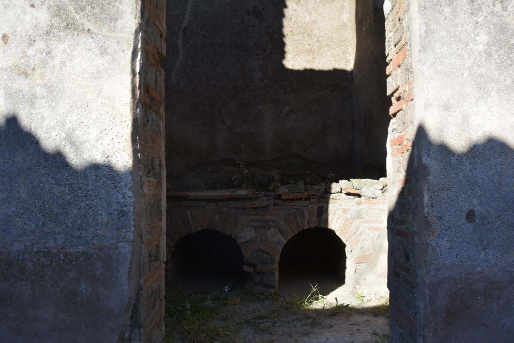 IX.5.6 Pompeii. May 2017. Room p, looking east through doorway.
Foto Christian Beck, ERC Grant 681269 D�COR.
