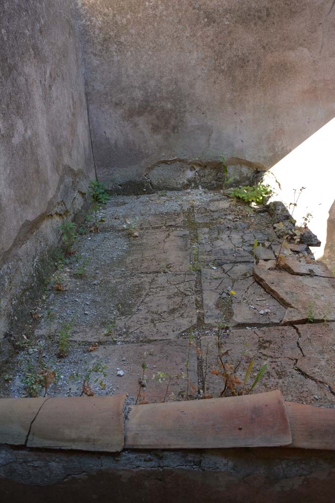 IX.5.6 Pompeii. May 2017. 
Room p, looking south along hearth/bench towards south-east corner.
Foto Christian Beck, ERC Grant 681269 D�COR.

