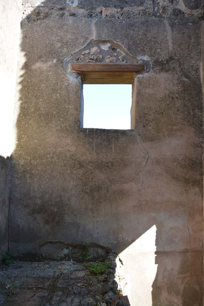 IX.5.6 Pompeii. May 2017. Room p, bench against south wall with window.
Foto Christian Beck, ERC Grant 681269 D�COR.

