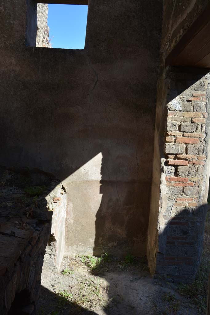IX.5.6 Pompeii. May 2017. 
Room p, looking towards south wall, south-west corner and doorway in west wall.
Foto Christian Beck, ERC Grant 681269 D�COR.

