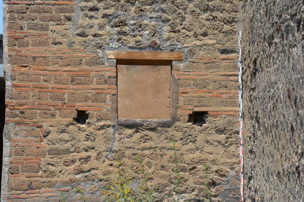 IX.5.6 Pompeii. May 2017. Room u, looking north to exterior wall of room p, with square window.
Foto Christian Beck, ERC Grant 681269 D�COR.
