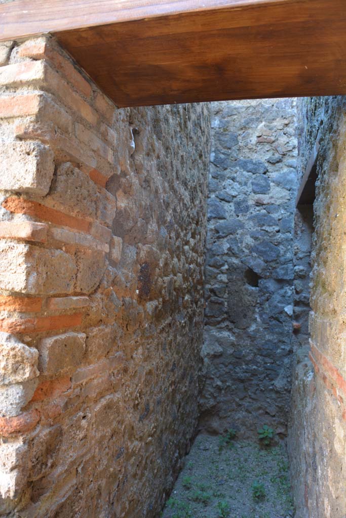 IX.5.6 Pompeii. May 2017. Room v, looking through doorway towards south wall.
Foto Christian Beck, ERC Grant 681269 D�COR.
